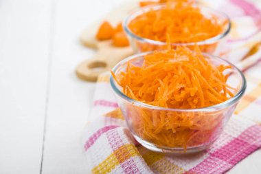 Bir kapta havuç rendeleyin 