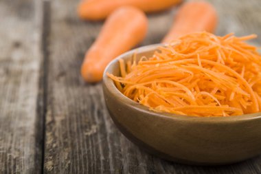 Bir kapta havuç rendeleyin 