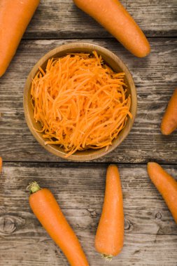 Bir kapta havuç rendeleyin 