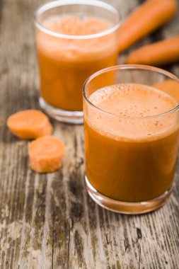 havuç suyu ahşap bir masa üzerinde