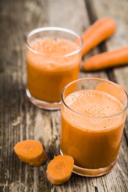 havuç suyu ahşap bir masa üzerinde