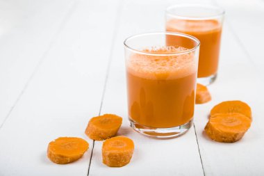 havuç suyu ahşap bir masa üzerinde