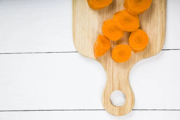 Carottes tranchées sur une planche à découper — Photo