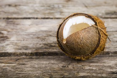 Tahta bir masada hindistan cevizi 