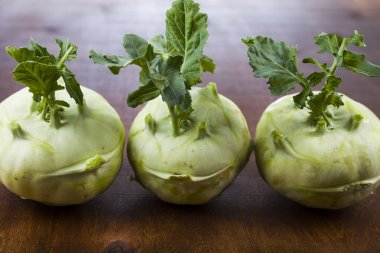 Ahşap bir masa üzerinde yetiştirilmektedir. 