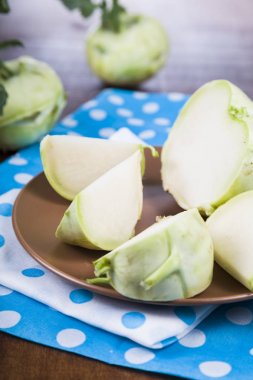 Ahşap bir masa üzerinde yetiştirilmektedir.  