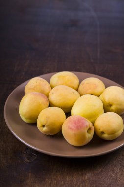 Ahşap bir masada kayısılar.  