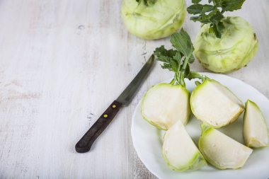 Ahşap bir masa üzerinde yetiştirilmektedir.  