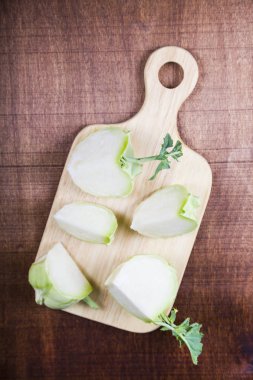 Doğrama kurulu üzerinde kıyılmış sarımsak  