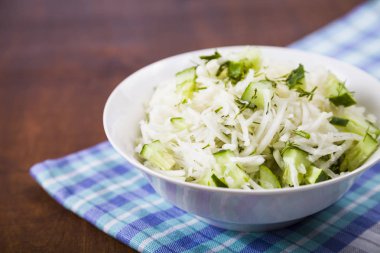 Salata sarımsak, salatalık ve dereotu ile.  