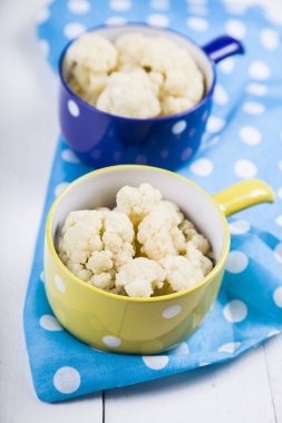 Çok renkli kase haşlanmış karnabahar 