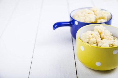 Çok renkli kase haşlanmış karnabahar 