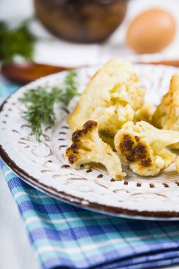 ahşap bir masa üzerine kızarmış karnabahar. 