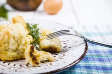 ahşap bir masa üzerine kızarmış karnabahar. 