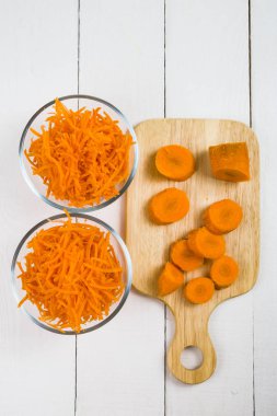 Bir kapta havuç rendeleyin 