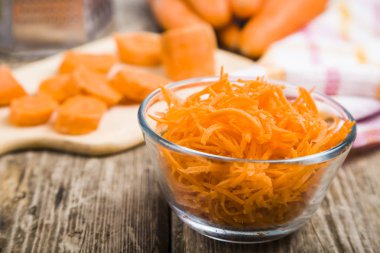 Bir kapta havuç rendeleyin 