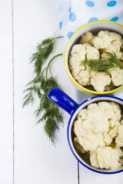 Coliflor hervida en cuencos multicolores — Foto de Stock