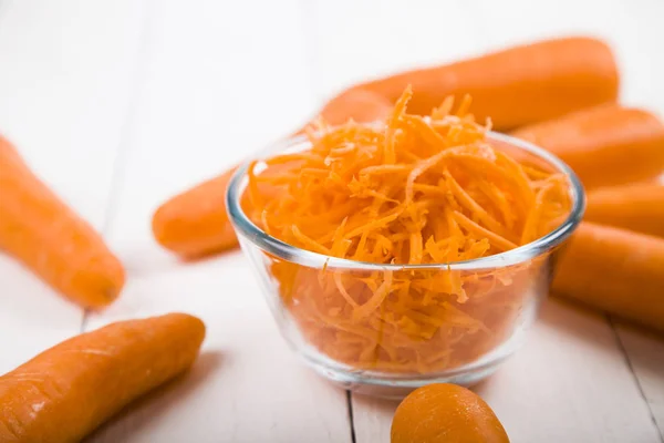 Натерти моркву в мисці — стокове фото