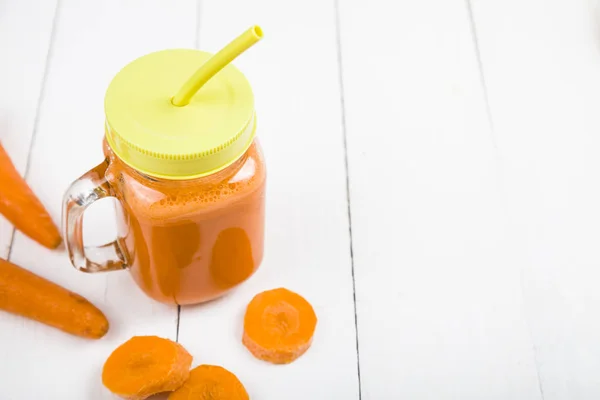Succo di carota su un tavolo di legno . — Foto Stock