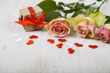 Pembe Gül, hediye ve kalpler 