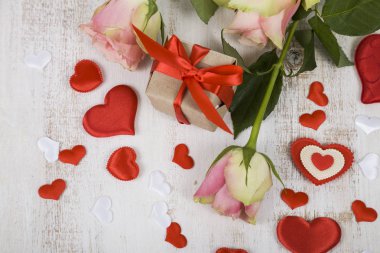 Pembe Gül, hediye ve kalpler 