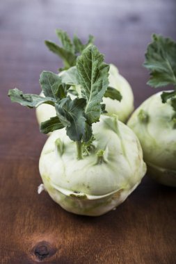 Ahşap bir masa üzerinde yetiştirilmektedir. 