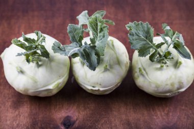 Ahşap bir masa üzerinde yetiştirilmektedir. 