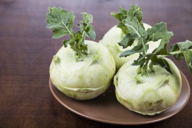 Sarımsak kahverengi bir tabak içinde