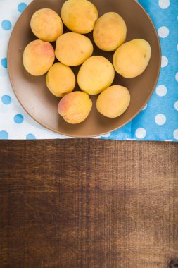 Ahşap bir masada kayısılar. 