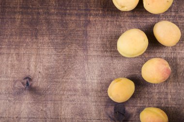 Ahşap bir masada kayısılar. 