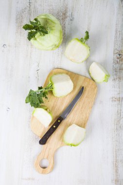 Kıyılmış sarımsak ve doğrama kurulu üzerinde bıçak  