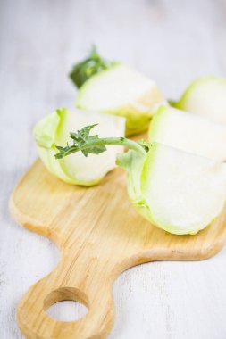 Kıyılmış sarımsak ve doğrama kurulu üzerinde bıçak  