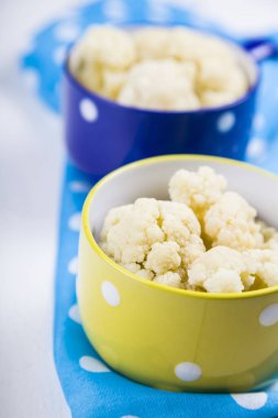 Çok renkli kase haşlanmış karnabahar 