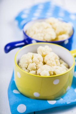 Çok renkli kase haşlanmış karnabahar 