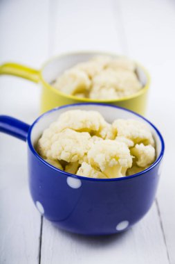 Çok renkli kase haşlanmış karnabahar 