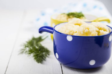 Çok renkli kase haşlanmış karnabahar 