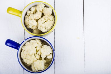 Çok renkli kase haşlanmış karnabahar 