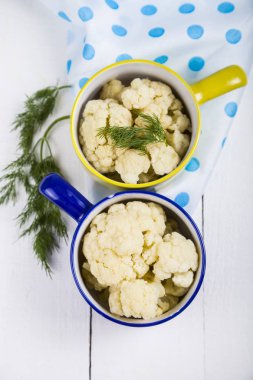 Çok renkli kase haşlanmış karnabahar 