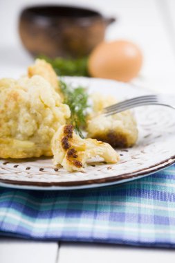 ahşap bir masa üzerine kızarmış karnabahar. 