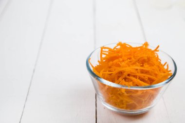 Bir kapta havuç rendeleyin 