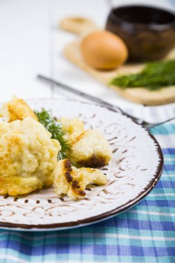 ahşap bir masa üzerine kızarmış karnabahar. 