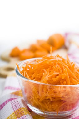 Bir kapta havuç rendeleyin 