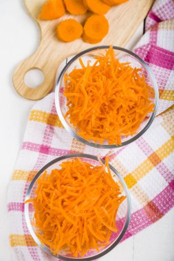 Bir kapta havuç rendeleyin 