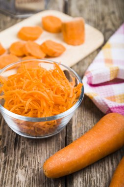 Bir kapta havuç rendeleyin 