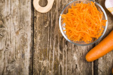 Bir kapta havuç rendeleyin 