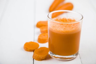 havuç suyu ahşap bir masa üzerinde.