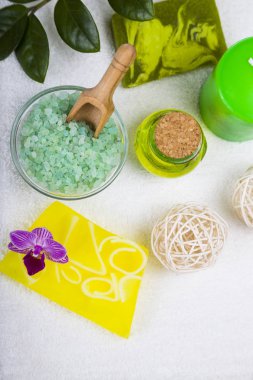 Spa uygulamaları üzerinde beyaz bir havlu