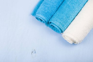 Ahşap masa üç havlu.