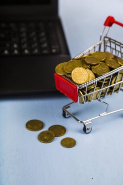Sikke ve dizüstü bilgisayar ile alışveriş arabası