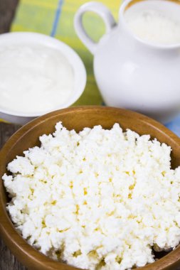 Süzme peynir, ekşi krema ve süt 